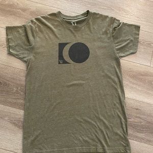 Vuori Mens medium shirt t-shirt green